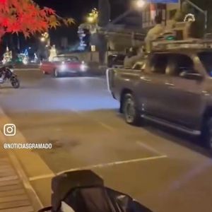 Um carro com uma câmera instalada registrava Roberto Carlos dirigindo seu Cadillac vermelho