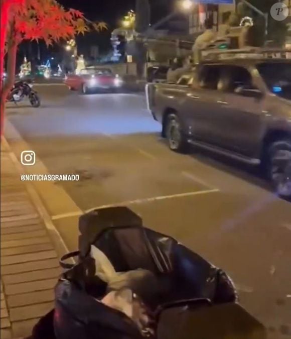 Um carro com uma câmera instalada registrava Roberto Carlos dirigindo seu Cadillac vermelho