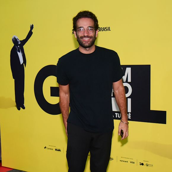 Humberto Carrão costuma encostar e pegar no braço das pessoas enquanto conversa, de maneira carinhosa. Cauã Reymond teria se irritado e dito: ‘Não toca em mim’