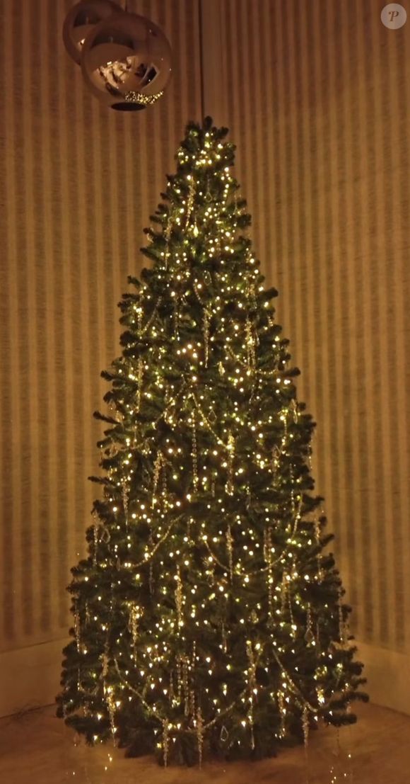 Se você prefere algo mais minimalista, faça igual à Jade Magalhães, e vai no básico, sem perder o requinte, que sempre funciona! As luzes são o foco da ornamentação!