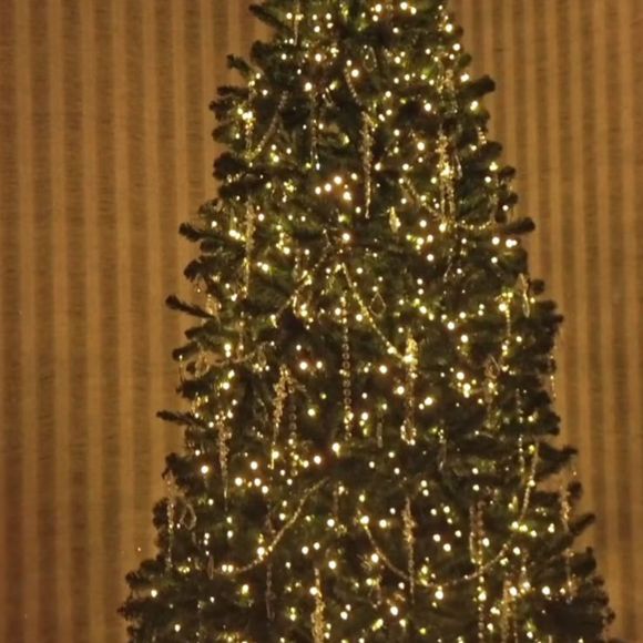 Se você prefere algo mais minimalista, faça igual à Jade Magalhães, e vai no básico, sem perder o requinte, que sempre funciona! As luzes são o foco da ornamentação!