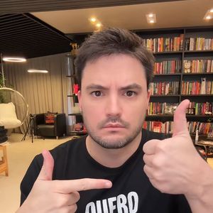 Com mais de 1.000 metros quadrados, a mansão foi projetada para funcionar como uma extensão do trabalho de Felipe Neto