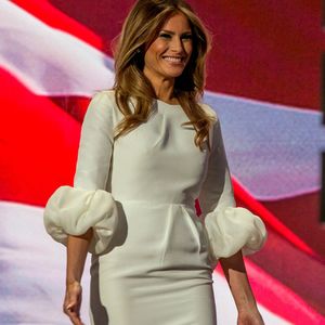 Melania Trump em 2016: ex-modelo usou look branco com mangas bufantes no palco na primeira noite da Convenção Nacional Republicana em Ohio