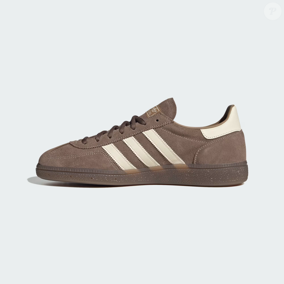 Minha irmã ganhou o Handball Spezial e agora quer usá-lo o tempo todo com calças largas, sejam jeans de lavagem clara ou escura, ou modelos de alfaiataria que deixam o visual moderno e elegante