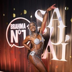 A atriz Erika Januza brilhou com look prateado no dia 2 da Sapucaí