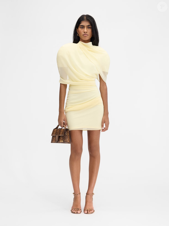 O vestido de Virginia trata-se do modelo Castagna, da grife francesa Jacquemus