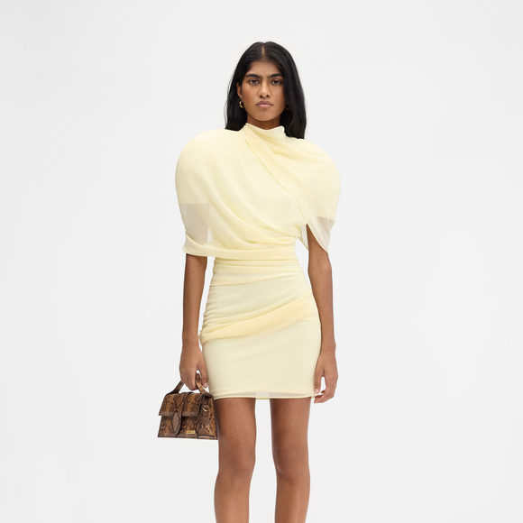 O vestido de Virginia trata-se do modelo Castagna, da grife francesa Jacquemus