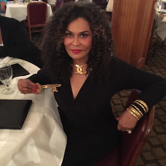 Tina Knowles, a mãe da cantora Beyoncé, revelou em entrevista ao site People que foi diagnosticada com câncer de mama em estágio 1 no ano passado.
