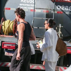 Bruna Marquezine prova que o linho também é tendência no inverno ao apostar em um look oversized todo branco durante novo passeio com Shawn Mendes no Rio