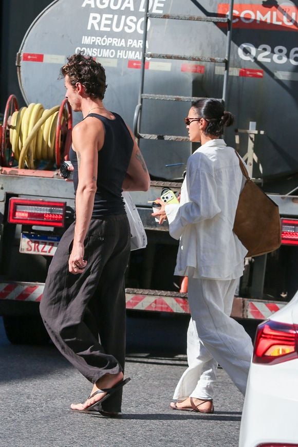Bruna Marquezine prova que o linho também é tendência no inverno ao apostar em um look oversized todo branco durante novo passeio com Shawn Mendes no Rio