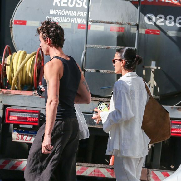 Bruna Marquezine prova que o linho também é tendência no inverno ao apostar em um look oversized todo branco durante novo passeio com Shawn Mendes no Rio