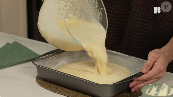 Transfira a massa para uma forma untada com margarina e farinha de trigo
