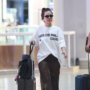 Mel Maia embarcou acompanhada de uma mulher