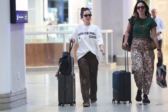 Mel Maia embarcou acompanhada de uma mulher