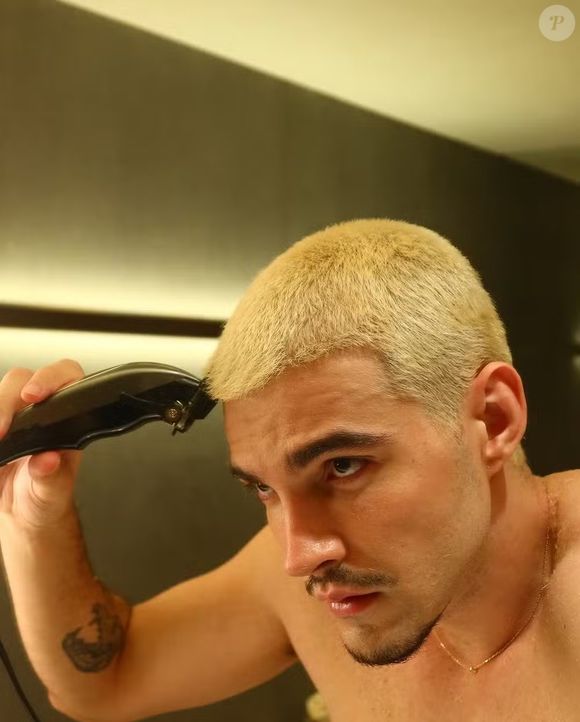 Jão muda o visual e raspa a cabeça após anunciar pausa na carreira