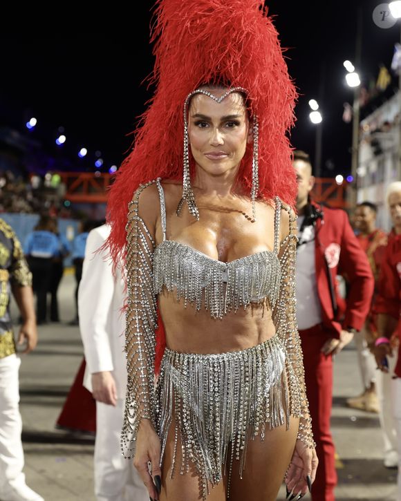 Deborah Secco atualmente ocupa o posto de musa da escola de samba Salgueiro