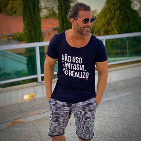 Nos últimos anos, Eduardo Costa vinha deixando seu cabelo crescer