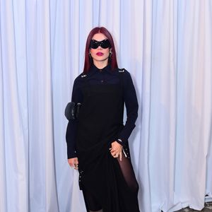 Gkay aposta em sapato diferentão Alexander McQueen para desfile da Misci na Bienal