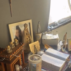 Rogério Alves, pai de MC Gui, mostrou que o espaço destinado à oração ficou intacto, mesmo com a destruição total do cômodo