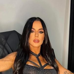 Tamires Assis é adepta do bronzeamento artificial no corpo