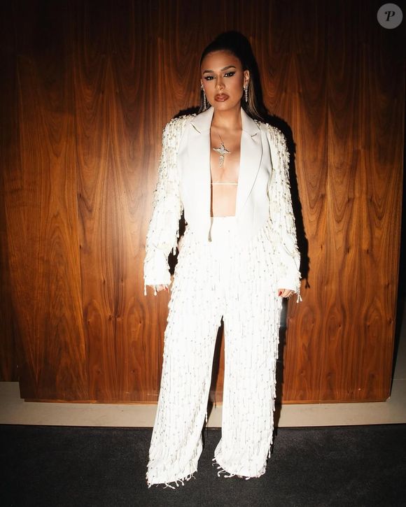 Simone Mendes chamou atenção pelo look sensual