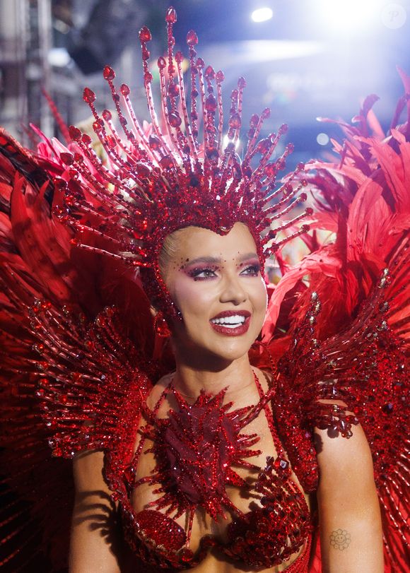 Virgínia fez estreia como Rainha de Bateria da Grande Rio