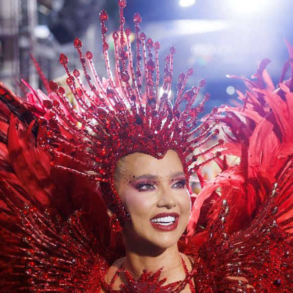 Virgínia fez estreia como Rainha de Bateria da Grande Rio