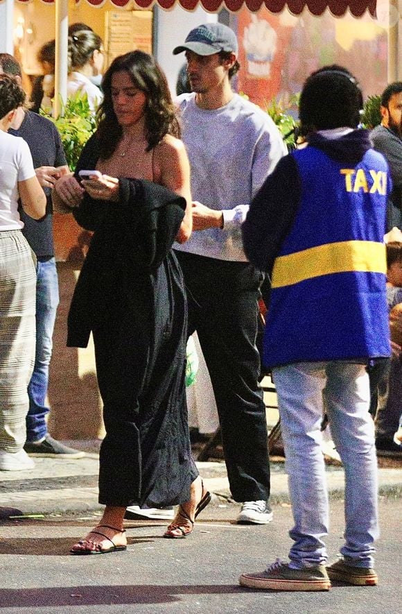 Bruna Marquezine estava acompanhada pelo amigo Daniel Campos