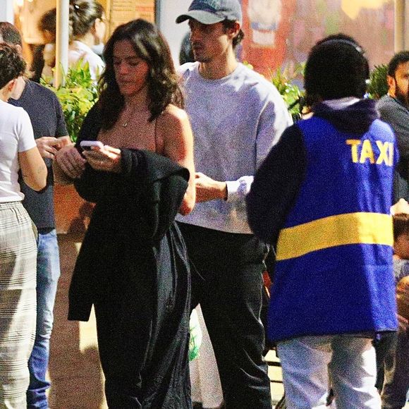 Bruna Marquezine estava acompanhada pelo amigo Daniel Campos