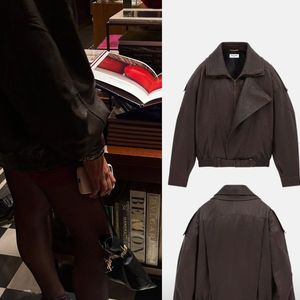 Bruna Marquezine elegeu jaqueta de couro da YSL que custa R$ 38.820, segundo o perfil Bruna Marquezine Closet