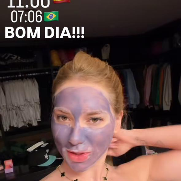 Virgínia faz skincare com argila roxa