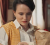 No quadro do 'Fantástico', a personagem de Estela de 'Êta Mundo Melhor!', recebe um buquê e um bilhete anônimo.