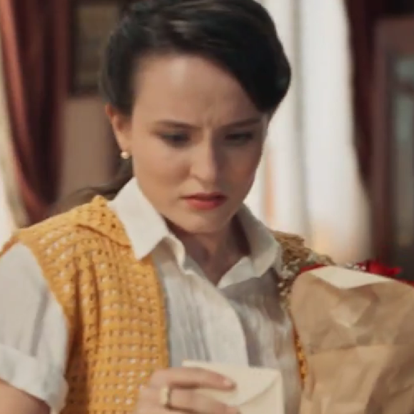 No quadro do 'Fantástico', a personagem de Estela de 'Êta Mundo Melhor!', recebe um buquê e um bilhete anônimo.