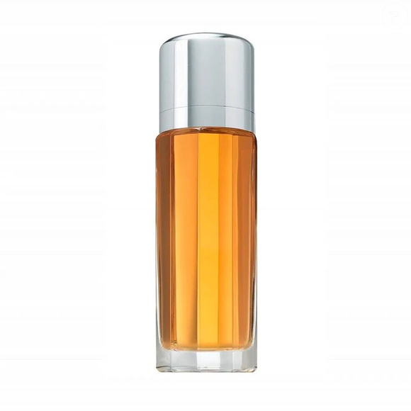 A presença de baunilha, sândalo, âmbar e almíscar se junta aos elementos amadeirados, enquanto o musgo de carvalho e o vetiver também fazem parte do fundo listado para o perfume