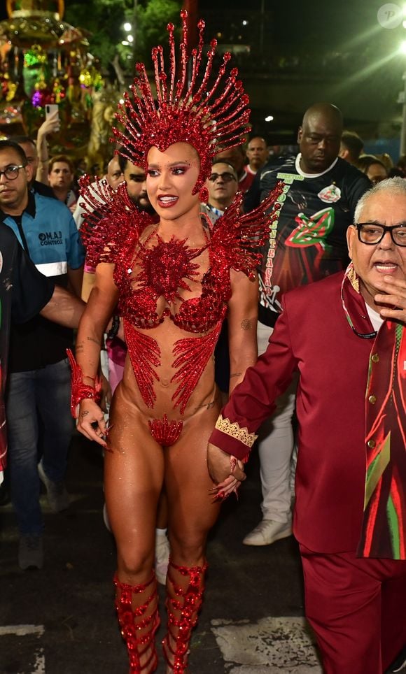 Virgínia Fonseca causou tumulto ao chegar na concentração da Grande Rio