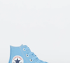 O Chuck Taylor All Star Disney Stitch une o estilo clássico da Converse com estampas exclusivas do personagem da Disney, criando uma proposta divertida e nostálgica para os pequenos