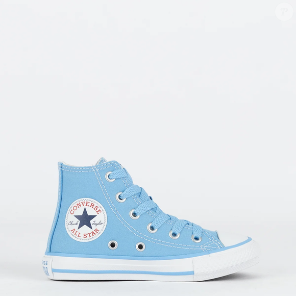 O Chuck Taylor All Star Disney Stitch une o estilo clássico da Converse com estampas exclusivas do personagem da Disney, criando uma proposta divertida e nostálgica para os pequenos