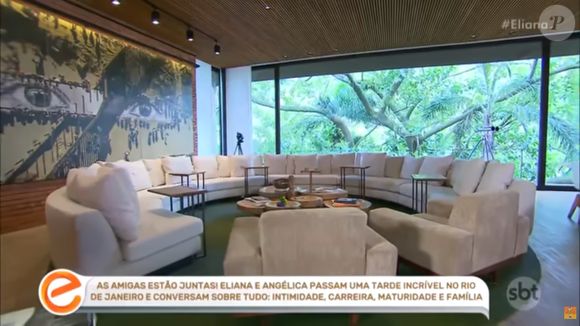 De acordo com informações do Jornal Extra reproduzidas pelo Splash UOL, a mansão possui cerca de 1.500 m² de área construída, 16 quartos e seis suítes, além de piscina de 280 m², adega, academia e brinquedoteca de 100 m²