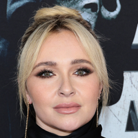 Morte de Hayden Panettiere: médico legista divulga novos detalhes sobre causa da morte da atriz de 'Pânico'. 'A autópsia foi concluída hoje. Durante o exame, não foram encontrados sinais de...'