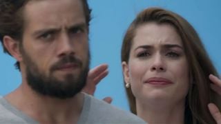 O dramático final de Lívia e Felipe em 'Além do Tempo': morte do casal se aproxima, mas atitude de criança desesperada pode mudar tudo