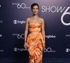 Alanis Guillen escolheu um macacão diferentão, repleto de cores e esbanjou beleza no blue carpet da TV Globo