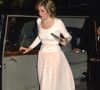 Lady Di combinava o rosa com acessórios clássicos e contrastes marcantes, criando produções modernas e inesquecíveis
