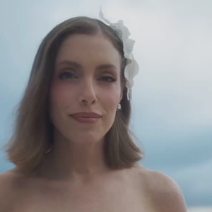 A produção foi completada por uma flor aplicada nos cabelos e brincos de diamante em formato quadrado, o que potencializou a beleza de Fabiana Justus