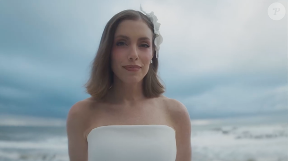 A produção foi completada por uma flor aplicada nos cabelos e brincos de diamante em formato quadrado, o que potencializou a beleza de Fabiana Justus