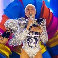 De body brilhante ultracavado, Xuxa impressiona com corpão aos 63 anos em estreia de nova turnê; show traz nave voadora e resgata Paquitas. Fotos!