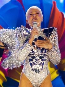 De body brilhante ultracavado, Xuxa impressiona com corpão aos 63 anos em estreia de nova turnê; show traz nave voadora e resgata Paquitas. Fotos!