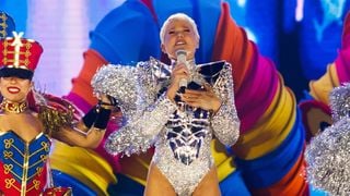 De body brilhante ultracavado, Xuxa impressiona com corpão aos 63 anos em estreia de nova turnê; show traz nave voadora e resgata Paquitas. Fotos!