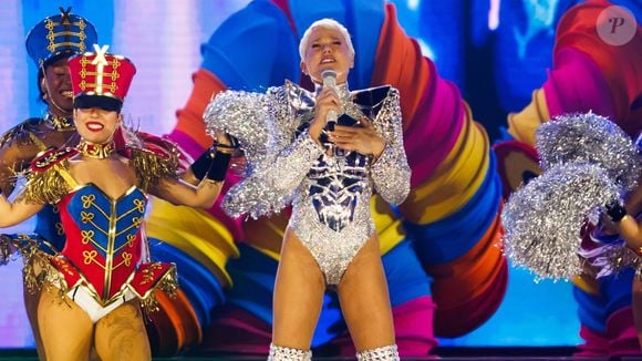 De body brilhante ultracavado, Xuxa impressiona com corpo aos 63 anos em estreia de nova turnê; show tem nave voadora e Paquitas. Fotos!