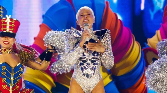 De body brilhante ultracavado, Xuxa impressiona com corpão aos 63 anos em estreia de nova turnê; show traz nave voadora e resgata Paquitas. Fotos!
