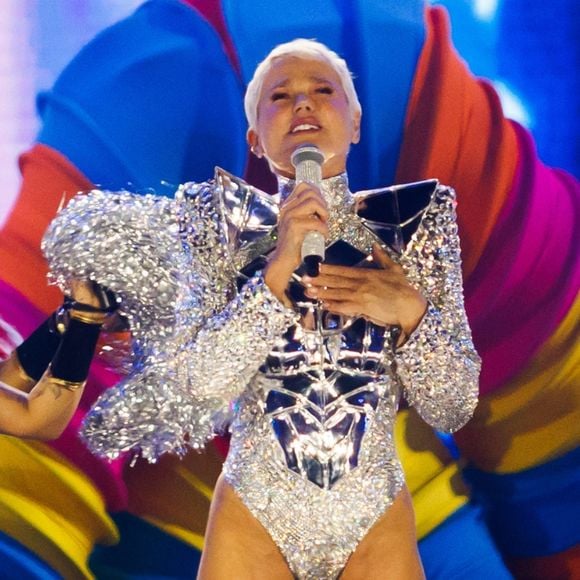De body brilhante ultracavado, Xuxa impressiona com corpo aos 63 anos em estreia de nova turnê; show tem nave voadora e Paquitas. Fotos!